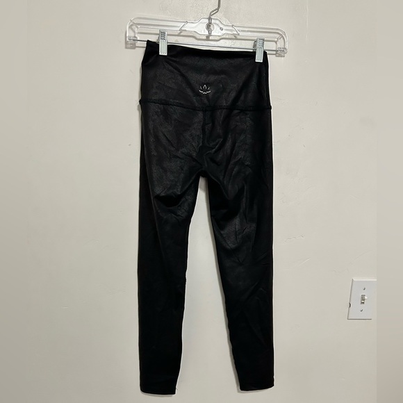 Beyond yoga faux leather like skinny leggings size xl - Picture 2 of 6
